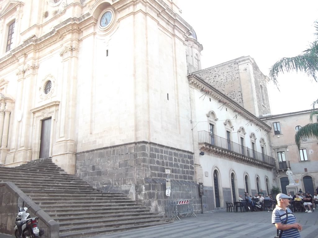 Scorcio della chiesa e piazza
